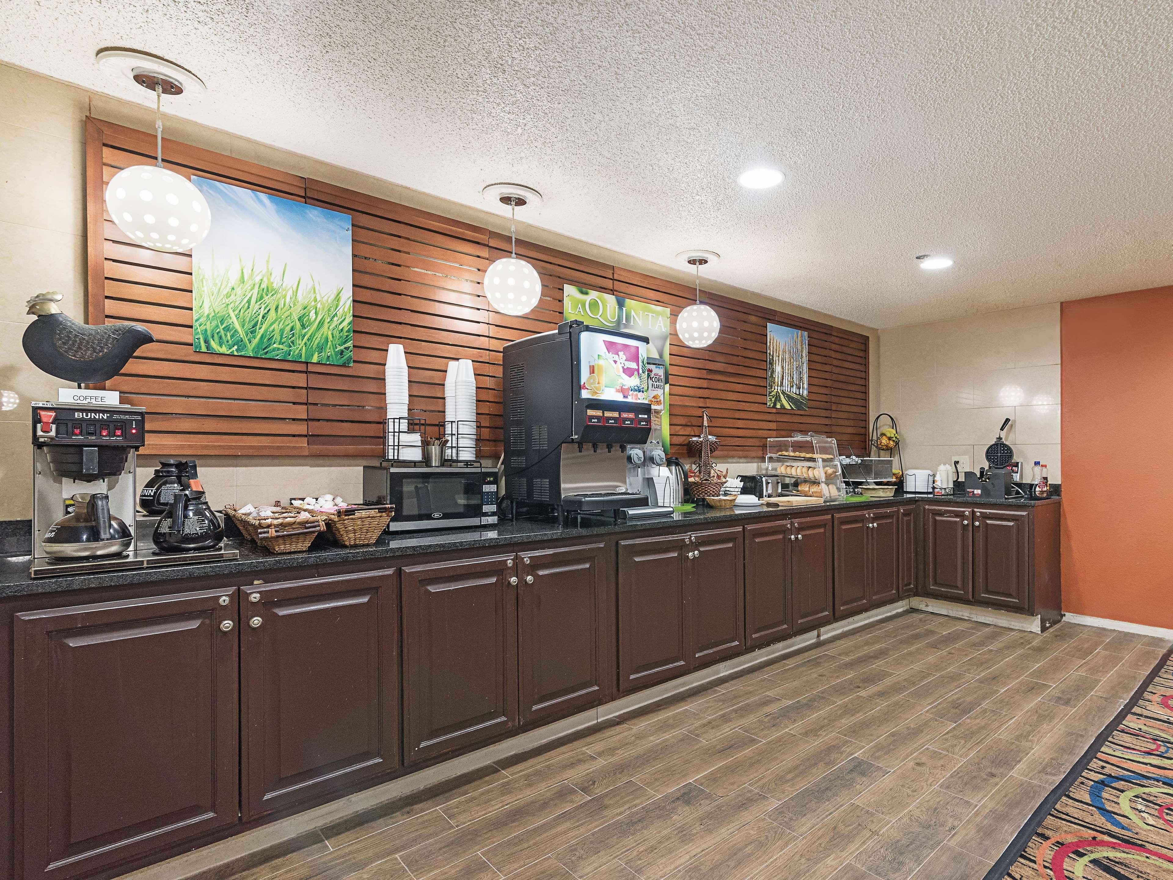 La Quinta Inn by Wyndham Decatur Alabama Bagian luar foto