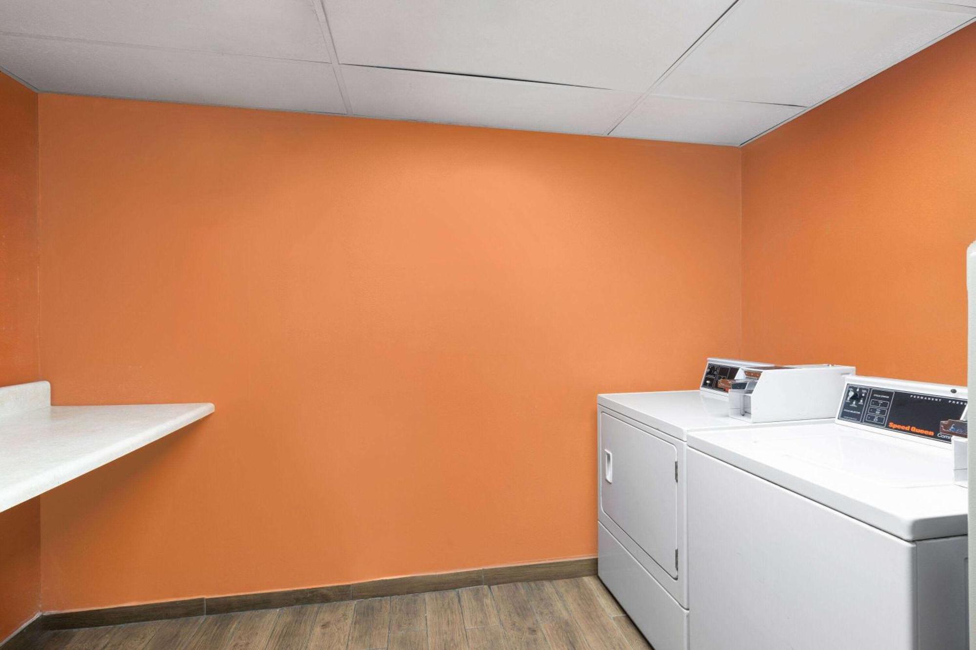La Quinta Inn by Wyndham Decatur Alabama Bagian luar foto