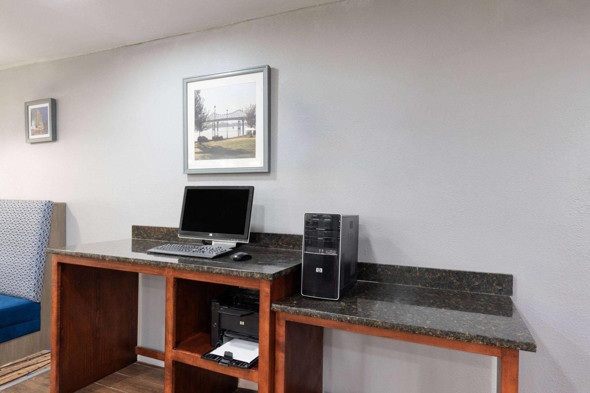 La Quinta Inn by Wyndham Decatur Alabama Bagian luar foto