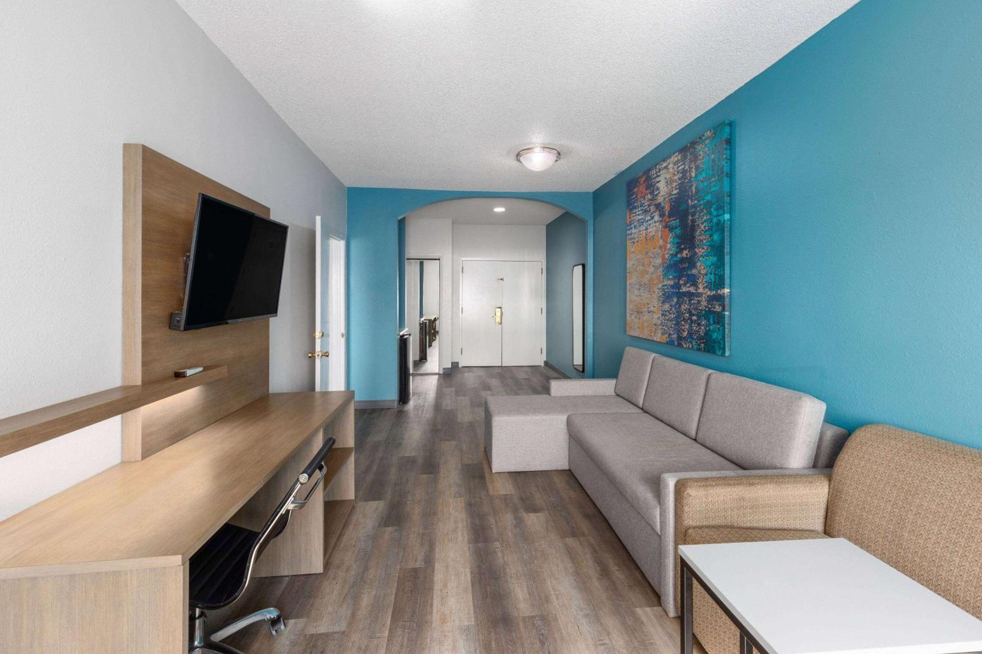 La Quinta Inn by Wyndham Decatur Alabama Bagian luar foto