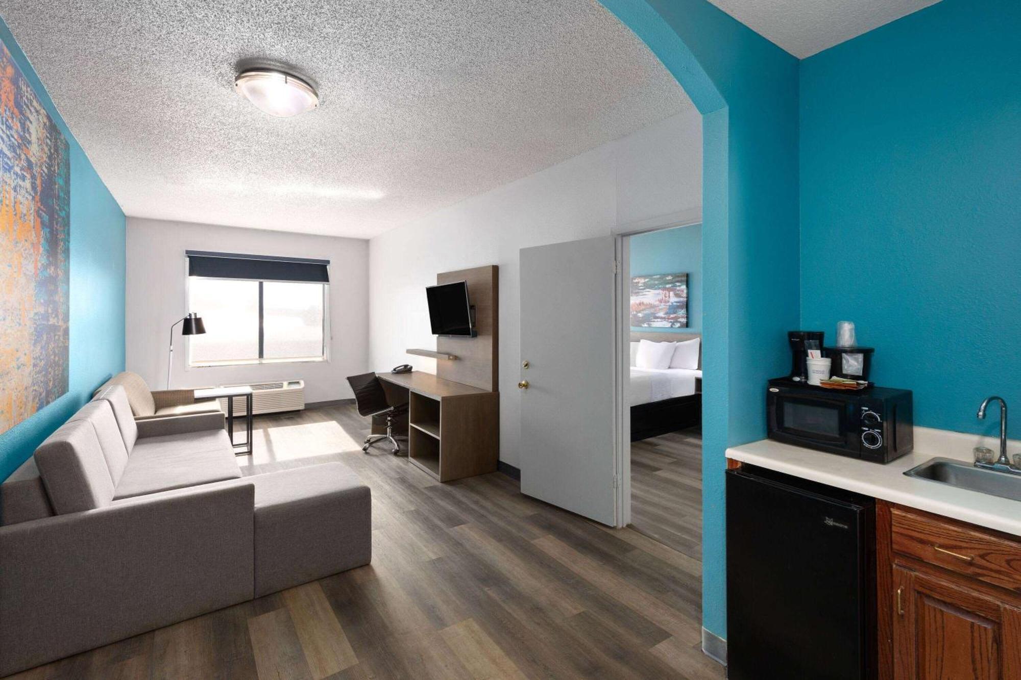 La Quinta Inn by Wyndham Decatur Alabama Bagian luar foto