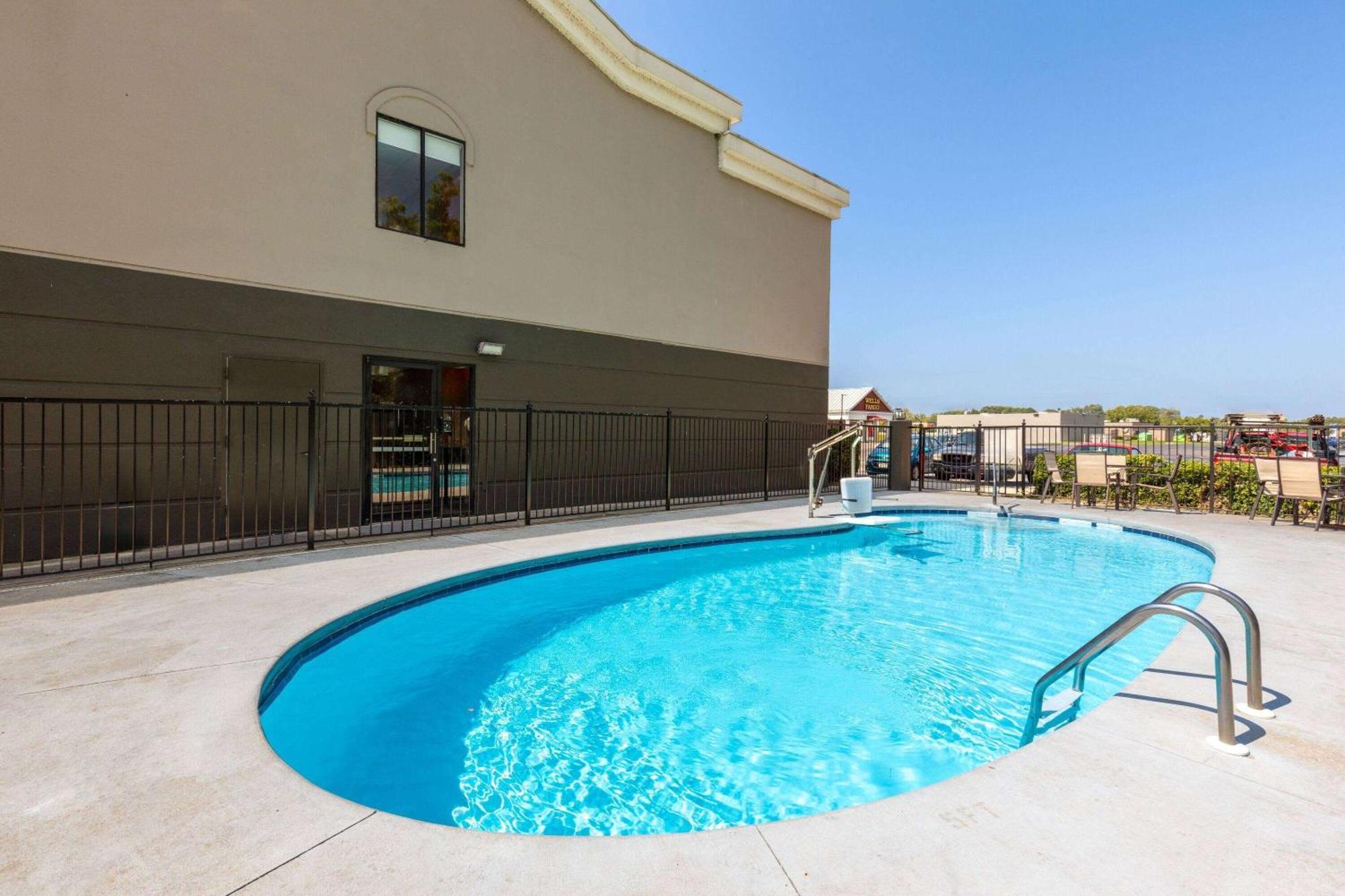 La Quinta Inn by Wyndham Decatur Alabama Bagian luar foto