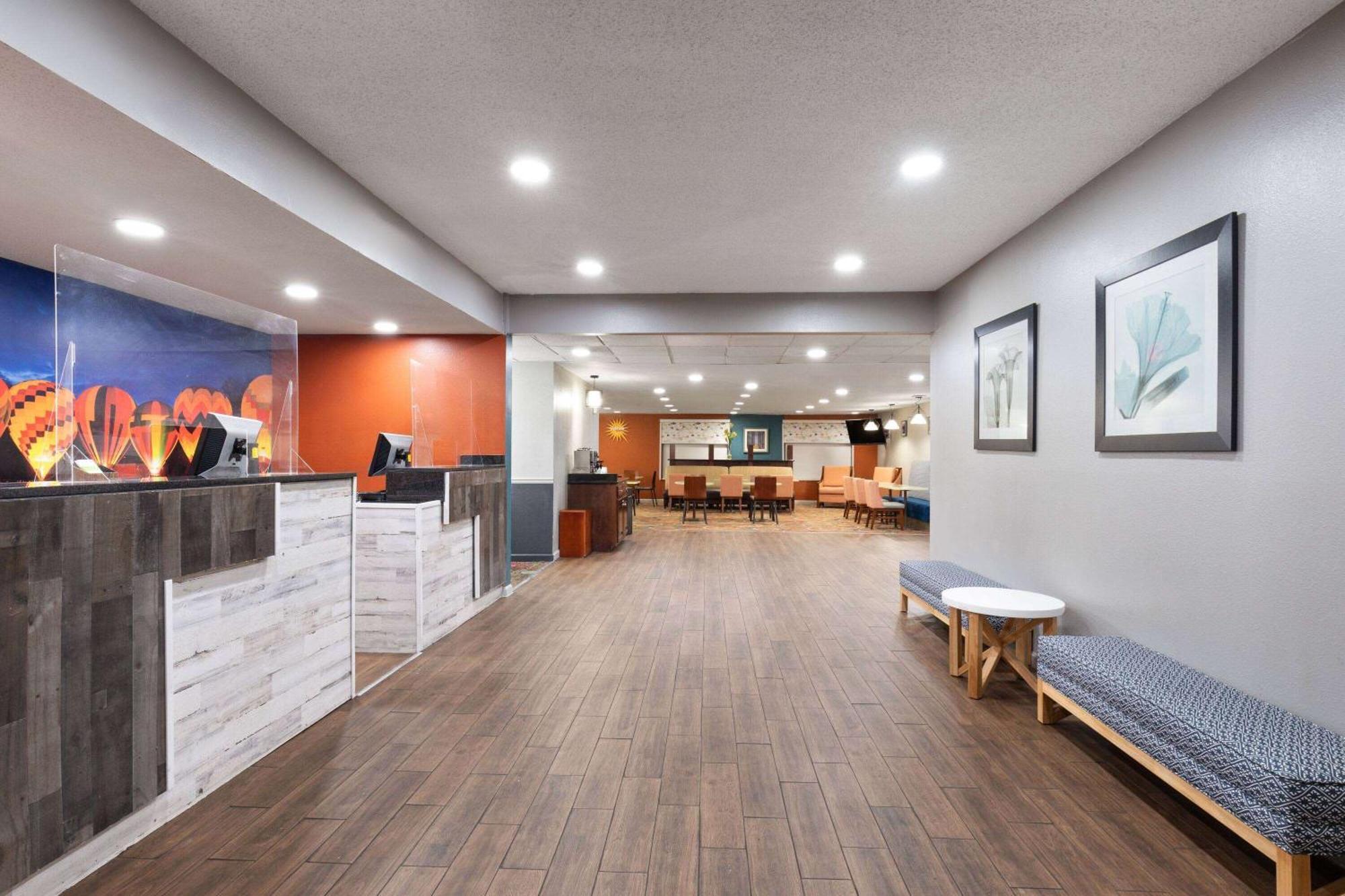 La Quinta Inn by Wyndham Decatur Alabama Bagian luar foto