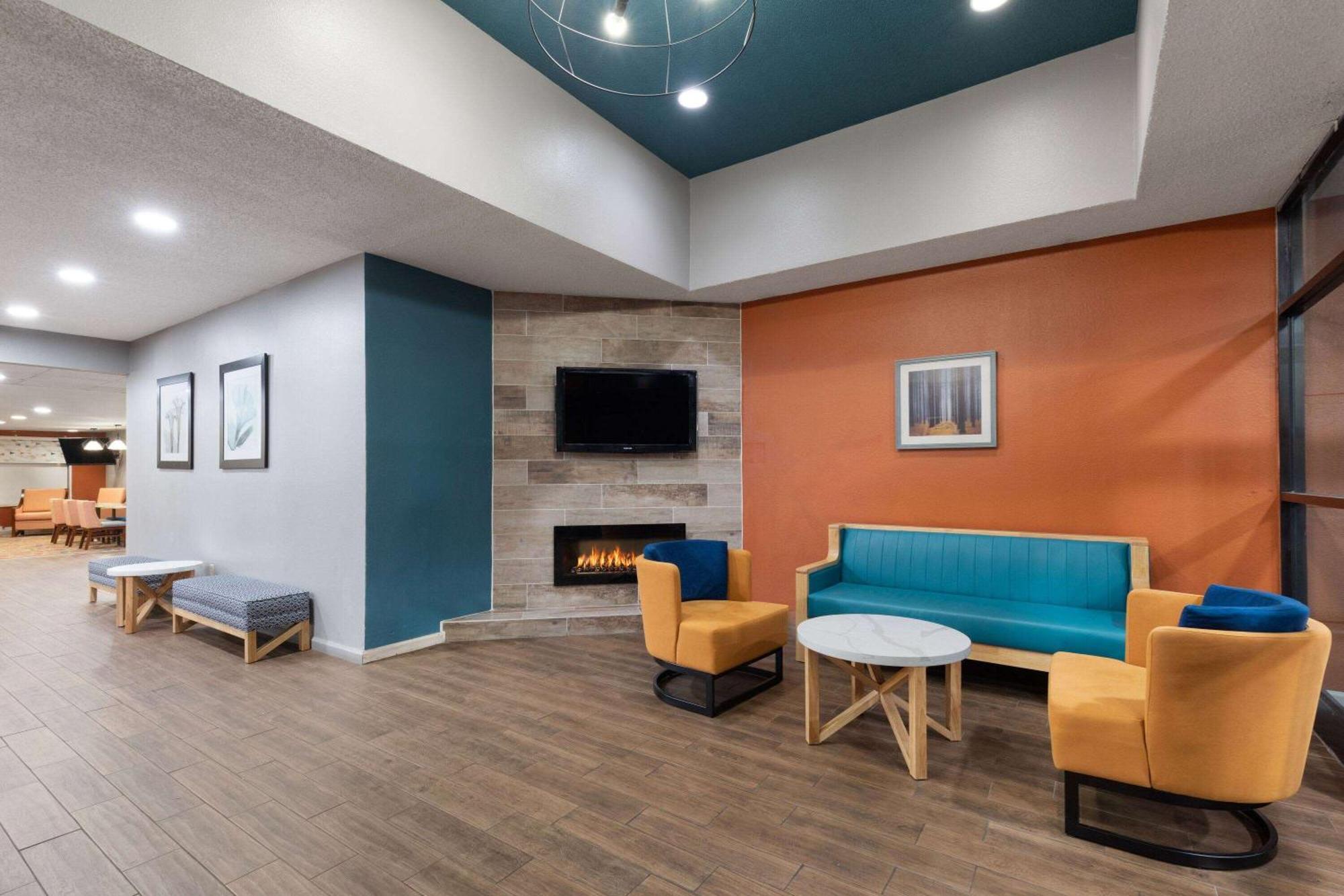 La Quinta Inn by Wyndham Decatur Alabama Bagian luar foto