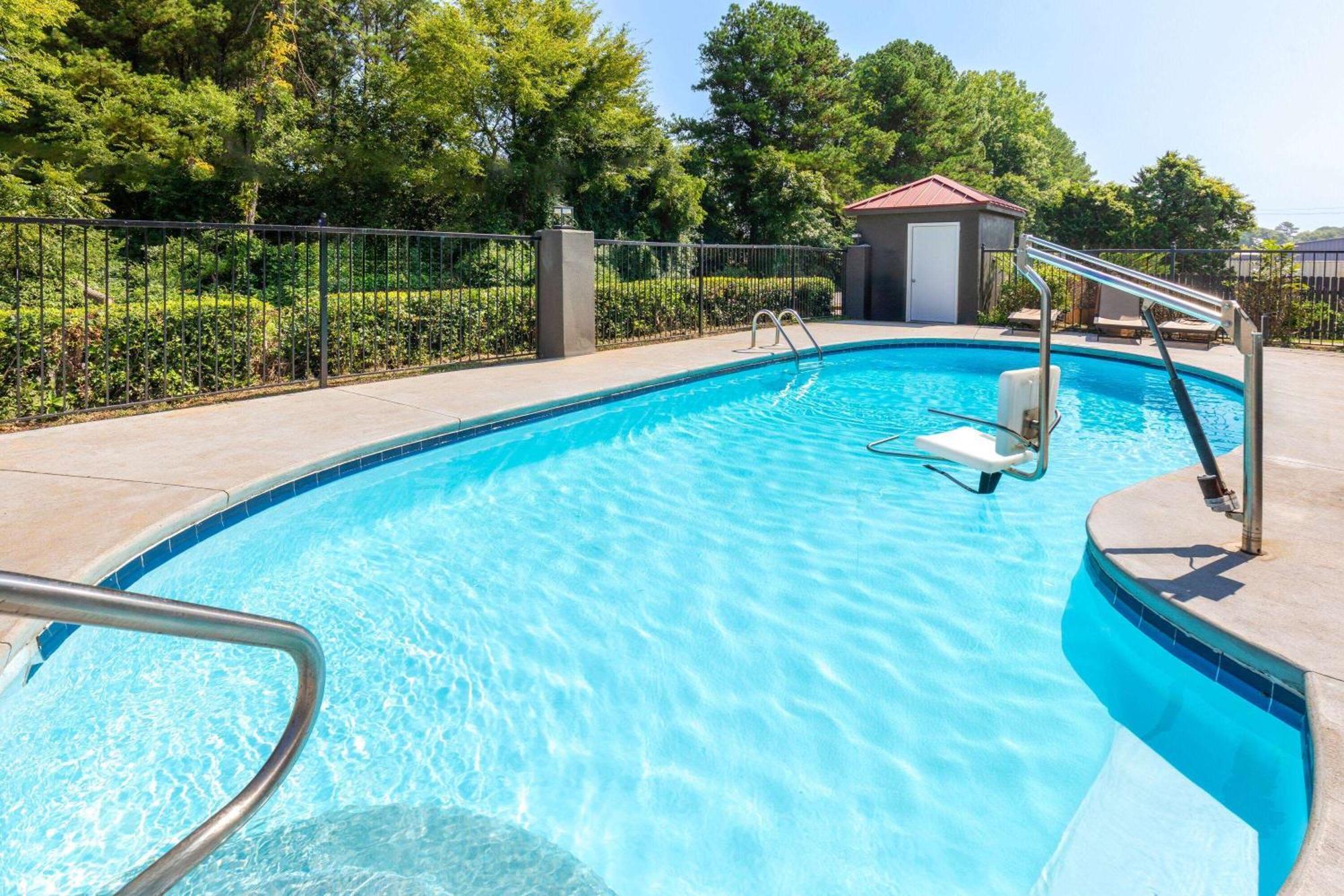 La Quinta Inn by Wyndham Decatur Alabama Bagian luar foto