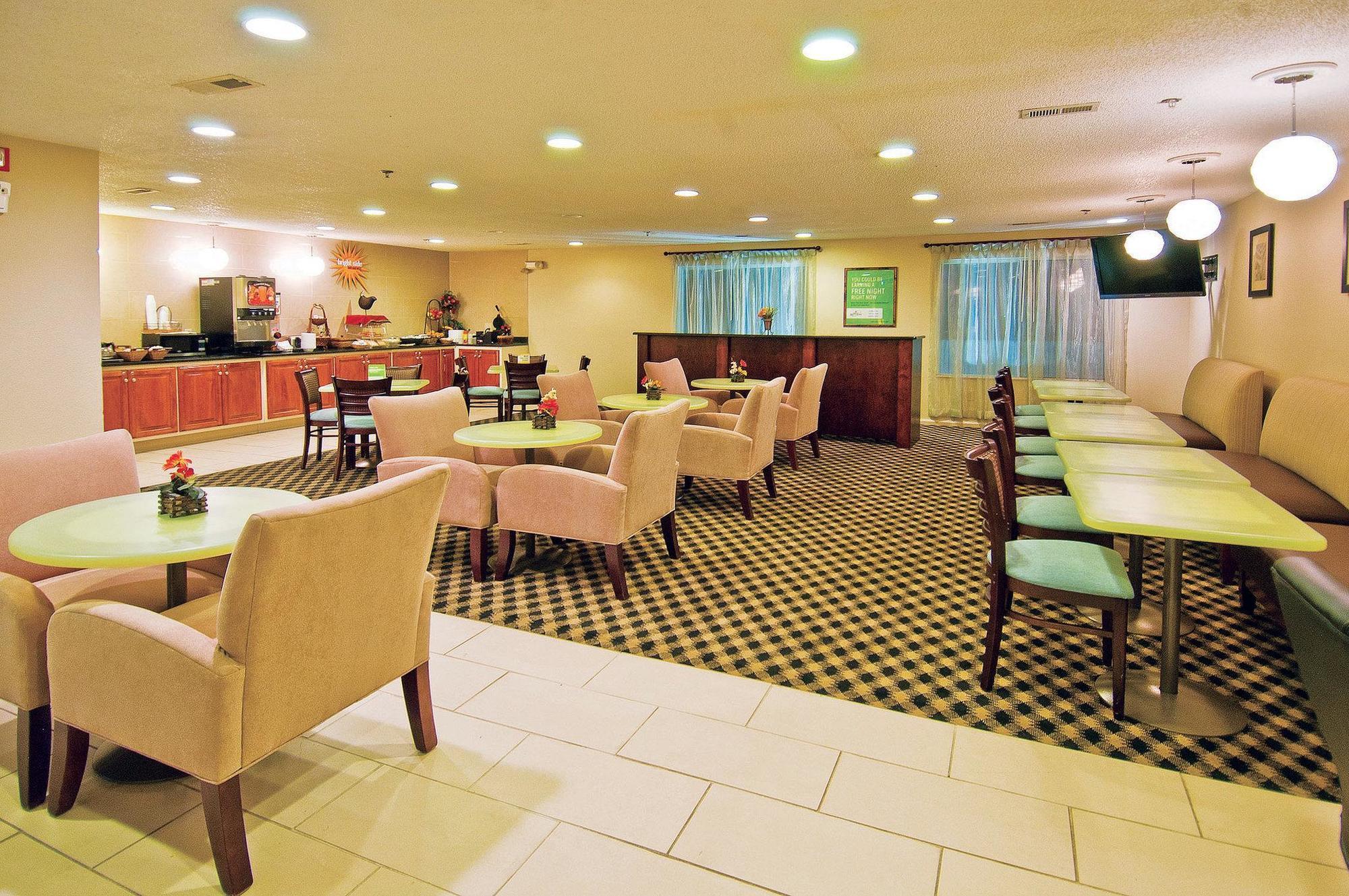 La Quinta Inn by Wyndham Decatur Alabama Bagian luar foto